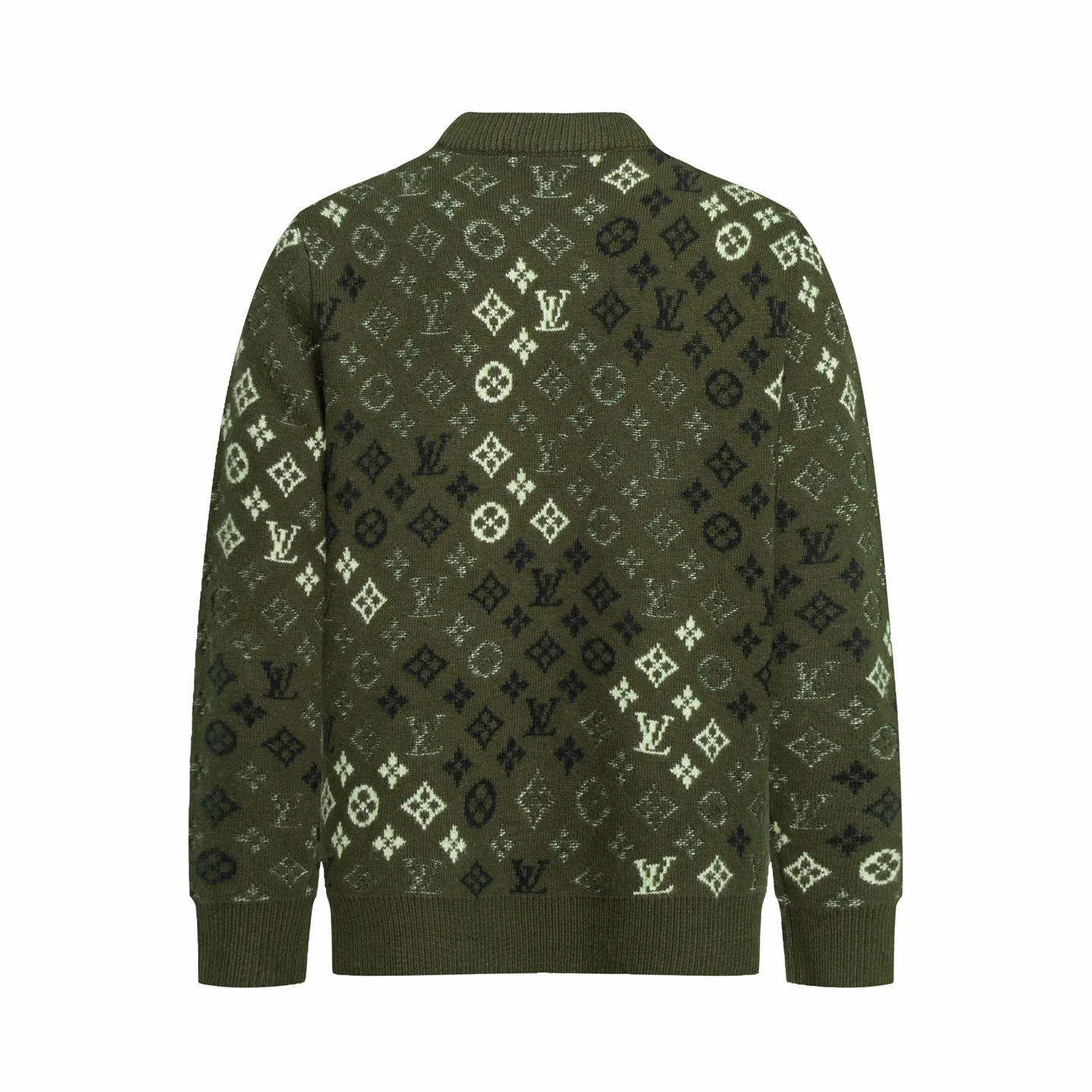 🅿️560 1v 26SS all-over green camouflage jacquard crew neck sweater. The original version was purchased and developed for 16,360 yuan. The fabric is made of high-quality wool blended fabric, which is soft to the touch and has excellent warmth retention. The overall design adopts a round neck, and the collar, cuffs and hem are all ribbed, with moderate elasticity, comfortable to wear and not easy to deform. The main part uses jacquard technology, and the pattern is composed of the brand's iconic letters and geometric figures. The colors are distinct and the three-dimensional effect is strong. Multi-colored yarns are interwoven during the jacquard process to ensure clear patterns and long-lasting washability. The knitting density is uniform and the number of stitches per inch is precisely controlled to ensure the stiffness and breathability of the clothing. The splicing of the shoulders and sleeves adopts seamless technology, with smooth and natural lines without excess threads. The overall workmanship is fine, and every stitch is even and neat, reflecting the high-quality production process. The overall wiring is straight and delicate, the fabric is comfortable and soft, and the color is consistent without color difference. It can be matched with the same style to create a fashionable look and control various occasions. Customized accessories, complete with three standards, the same style for men and women. Size:S-M-L-XL